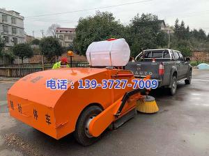 湖南省婁底市雙峰縣公路局養(yǎng)護中心彭站長與河南都市機械設備有限公司工程師喬主任,實地研究，精心設計制作了一款新型的皮卡車式道路清掃車